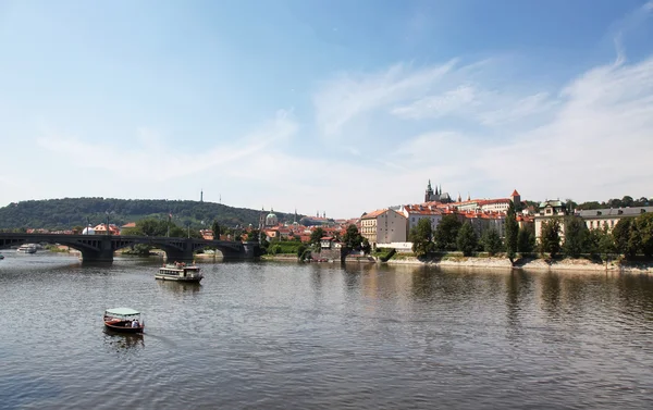 Prag - Gamla stan, vy från floden — Stockfoto