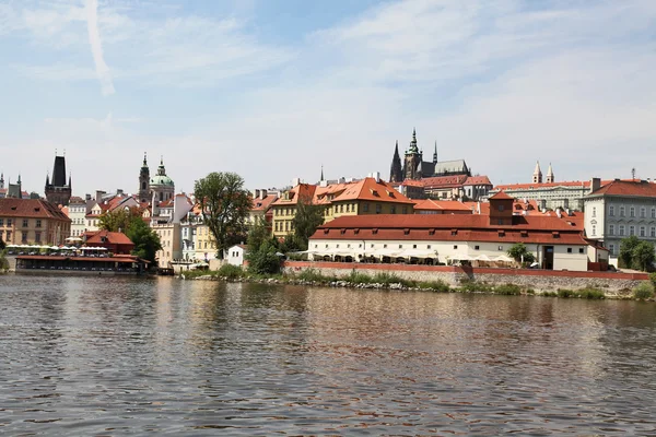Прага - Старый город, вид с реки — стоковое фото