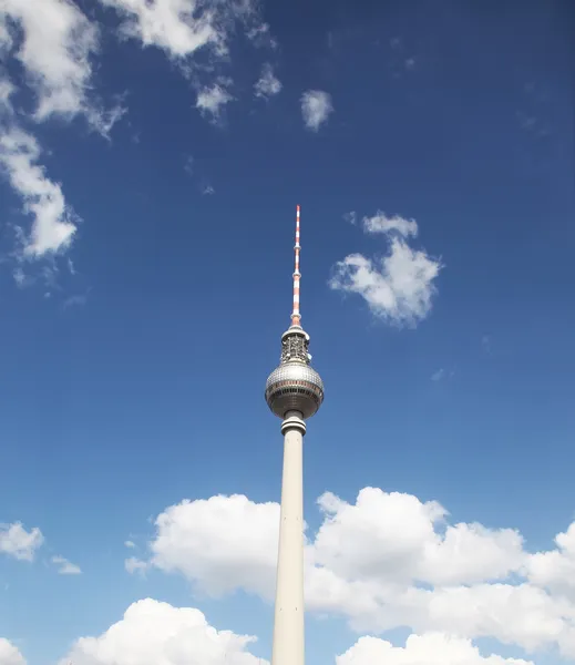 Перспективный вид на верхнюю часть Берлинской телебашни вечером — стоковое фото