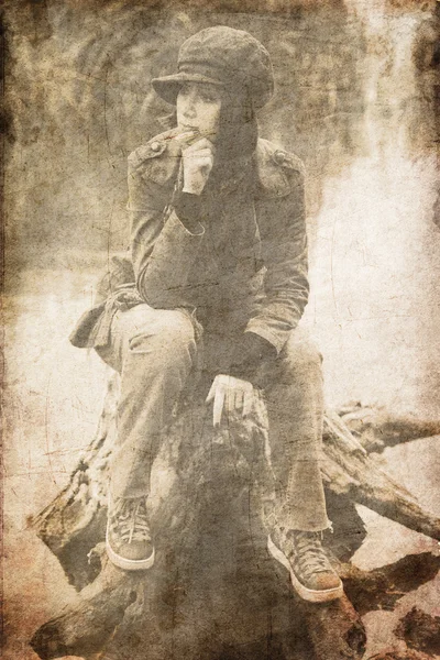 Menina sentada no toco na água. Foto no velho estilo de imagem . — Fotografia de Stock