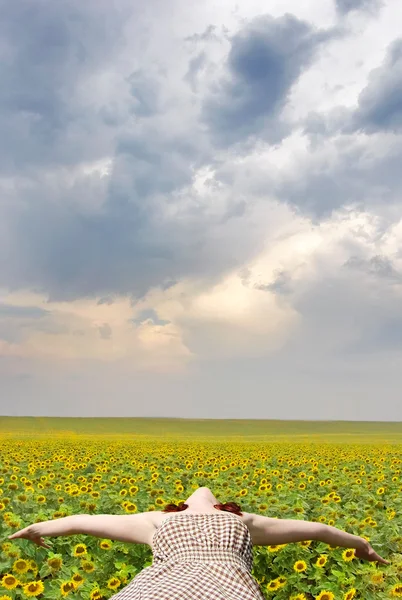 Holka leží na krásné pole (abstrakt) — Stock fotografie