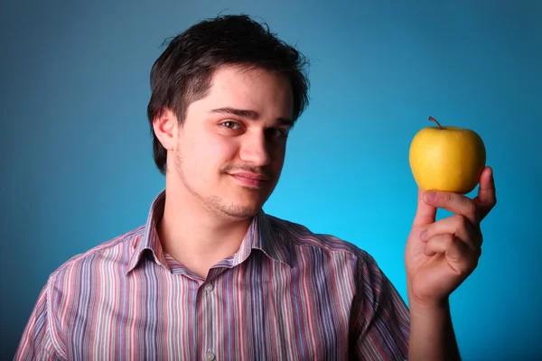 Młodzi mężczyźni zachować żółte jabłko — Zdjęcie stockowe