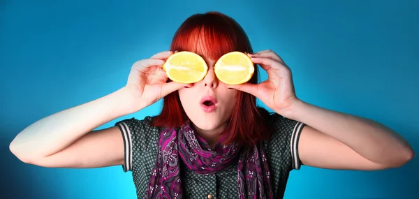 Girl keep two lemons instead of eyes — Stock Photo, Image