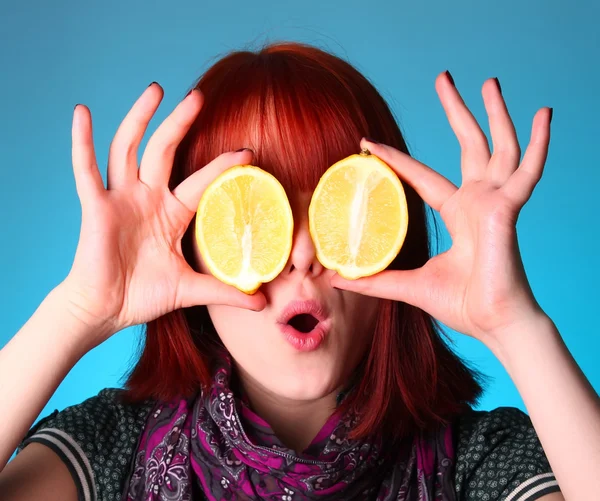 Chica mantener dos limones en lugar de ojos —  Fotos de Stock
