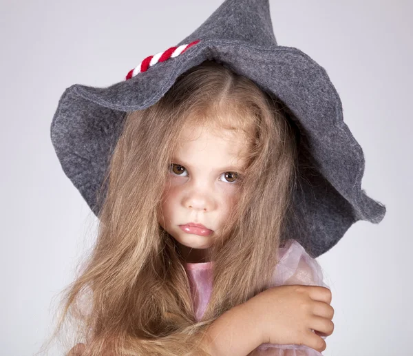Schöne junge traurige Mädchen mit Mütze — Stockfoto