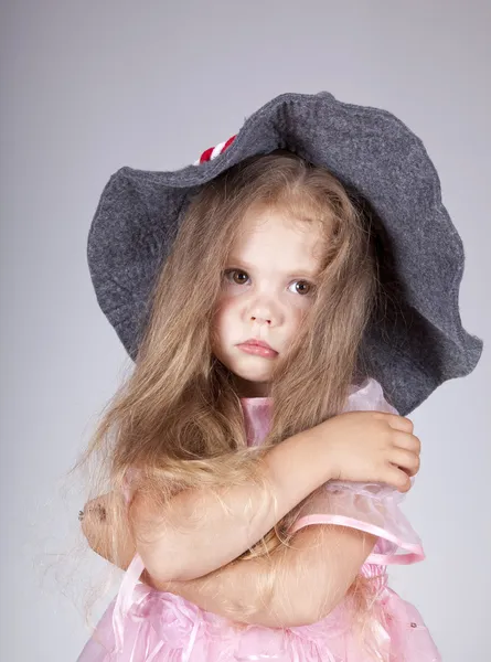 Krásná mladá smutná dívka v čepici — Stock fotografie