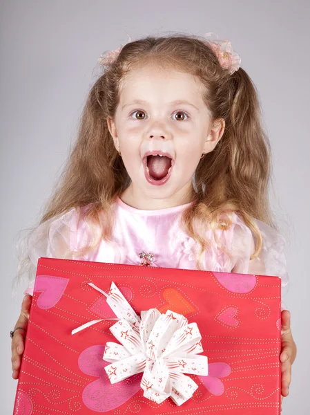 Hermosa joven sonriente chica con caja actual — Foto de Stock