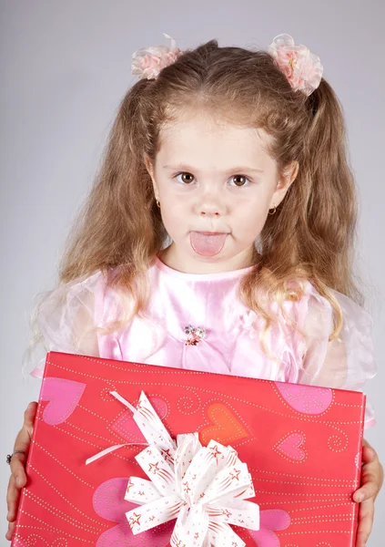 Menina sorridente jovem bonita com caixa de presente — Fotografia de Stock