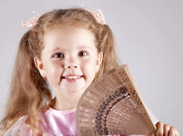 Portrét krásné mladé dívky s ventilátorem — Stock fotografie