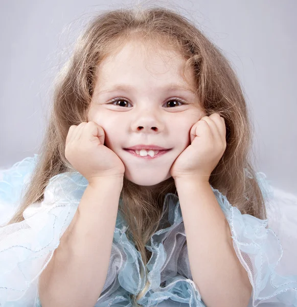 Porträtt av vacker liten flicka. — Stockfoto