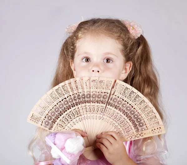 Retrato de menina bonita com ventilador — Fotografia de Stock