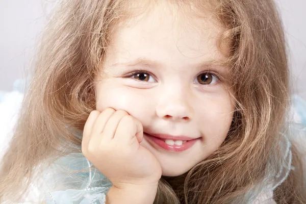 Портрет красивой маленькой девочки . — стоковое фото