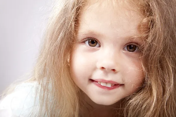 Portrét krásná holčička. — Stock fotografie