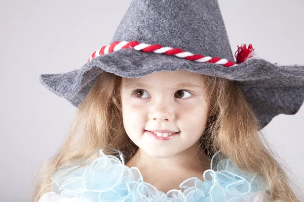 Krásná mladá usměvavá dívka v čepici — Stock fotografie
