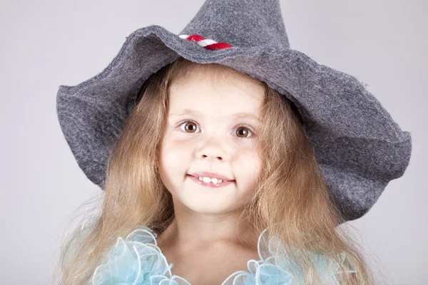 Hermosa joven sonriente chica en gorra — Foto de Stock