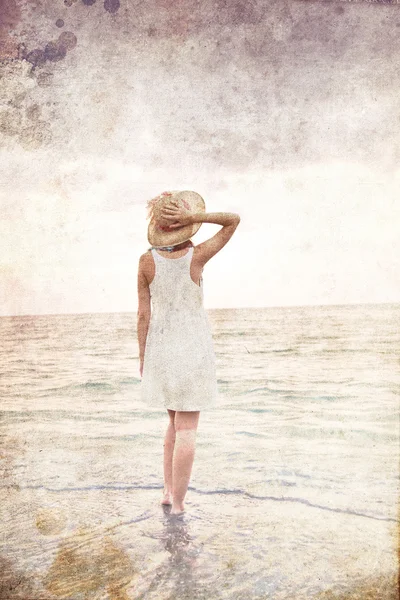 Giovane bella ragazza sulla spiaggia all'alba. Foto in vecchia immagine a colori sty — Foto Stock