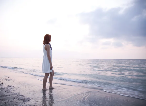 일출 해변에서 아름 다운 소녀 — 스톡 사진