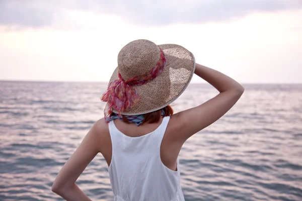 일출 해변에서 아름 다운 소녀 — 스톡 사진