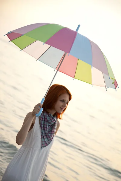 Όμορφη κοπέλα στην παραλία με την Ανατολή με ομπρέλα. — Φωτογραφία Αρχείου