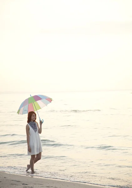 上海滩日出与伞的年轻漂亮的女孩. — 图库照片