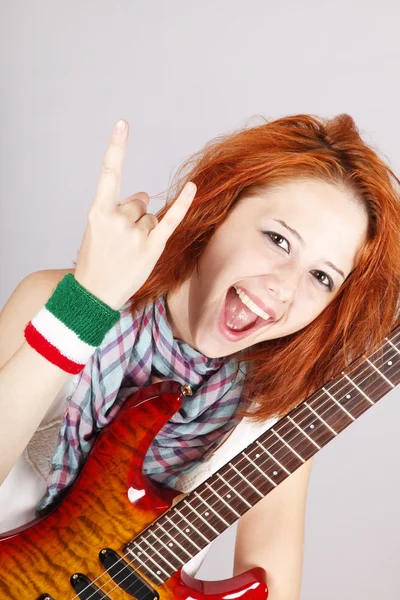 기타와 함께 웃는 빨간 머리 이탈리아어 소녀 — 스톡 사진