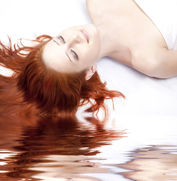 Gros plan belle jeune femme fraîche en studio photographiée avec des cheveux roux — Photo