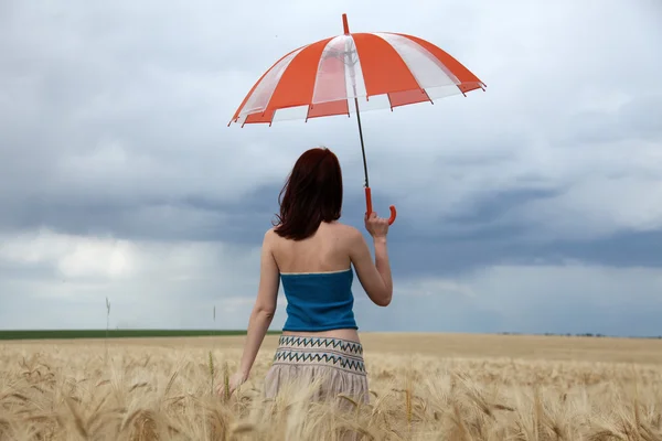 雨天中的字段在伞的女孩. — 图库照片