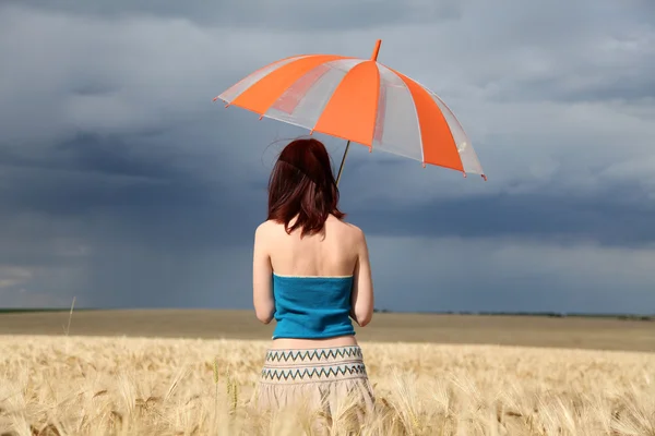 Girl with umbrella at field in rainy day. — Stock Photo, Image