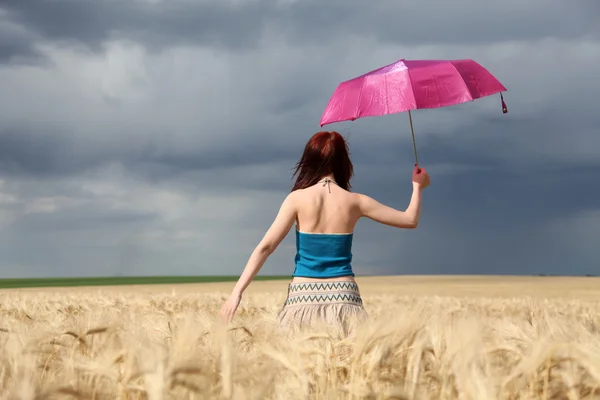 Κορίτσι με ομπρέλα στο πεδίο βροχερή μέρα. — Φωτογραφία Αρχείου