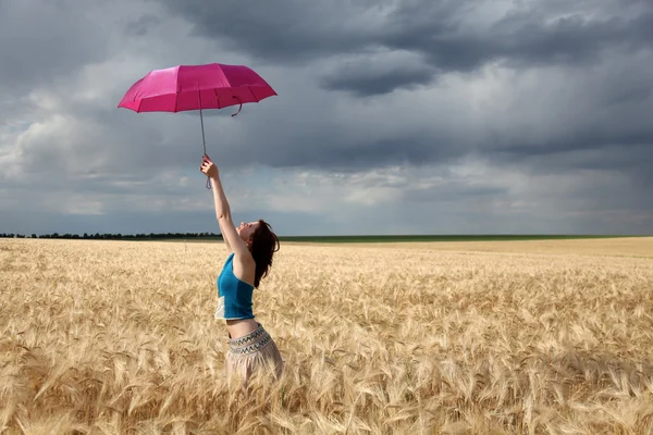 Chica con paraguas en el campo en días lluviosos . — Foto de Stock