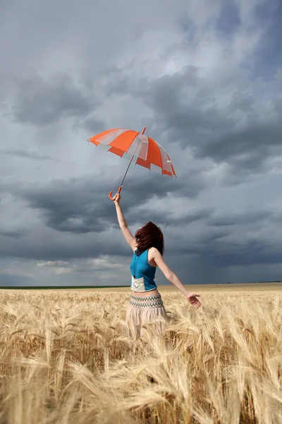 雨天中的字段在伞的女孩. — 图库照片