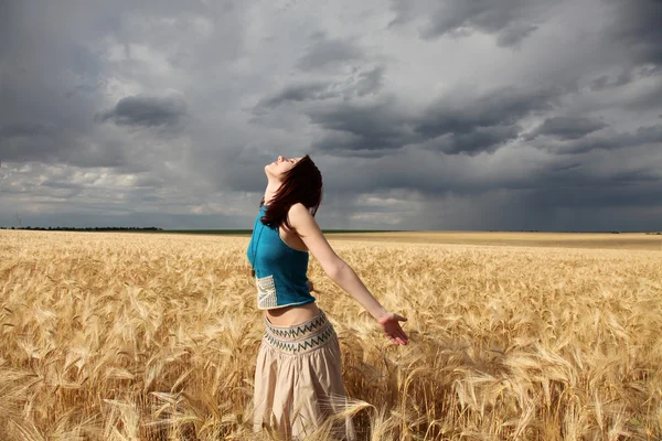Schönes Mädchen im Weizenfeld an einem regnerischen Tag — Stockfoto
