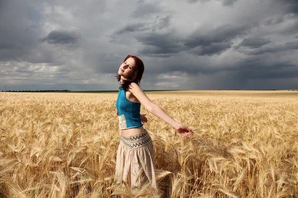 Hermosa chica en el campo de trigo en el día lluvioso —  Fotos de Stock