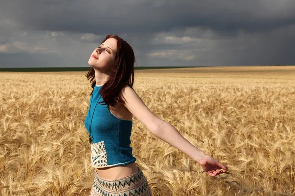 Bella ragazza al campo di grano in giorno di pioggia — Foto Stock