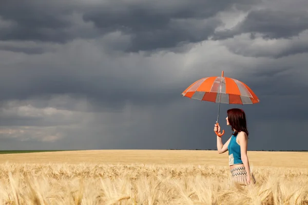 Chica con paraguas en el campo en días lluviosos . — Foto de Stock