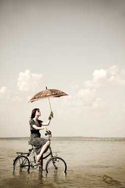 Kız gitmek, şemsiye ile su döngüsü binmek için el. retro sty fotoğraf