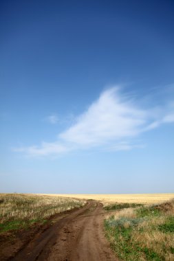 yol ve mavi gökyüzü.