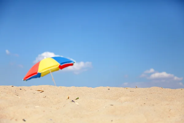 Paraply på sand — Stockfoto