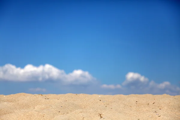 Areia e céu azul com nuvens — Fotografia de Stock