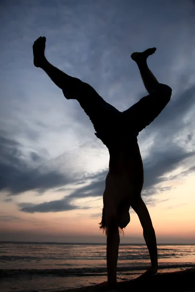 Akrobatik am Strand — Stockfoto