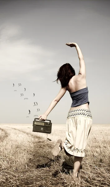 ラジオを持つ少女。古いレトロなスタイルの写真. — ストック写真