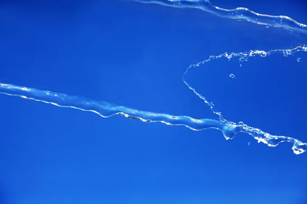 スプラッシュ ブルーに分離された水. — ストック写真