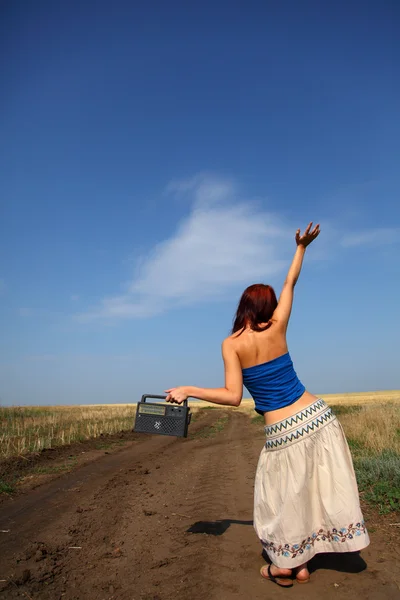 Dívka s rádiem na silnici — Stock fotografie