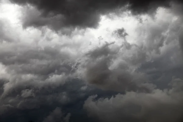 Mörka moln innan regn — Stockfoto