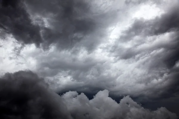 Mörka moln innan regn — Stockfoto