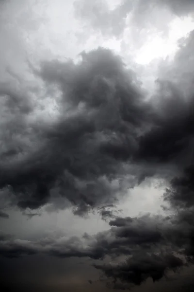 Donkere wolken voor regen — Stockfoto