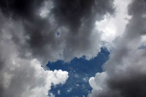 Темні хмари перед дощем — стокове фото
