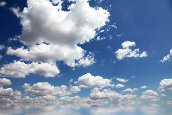 Blauwe hemel en wolken boven abstract water. — Stockfoto