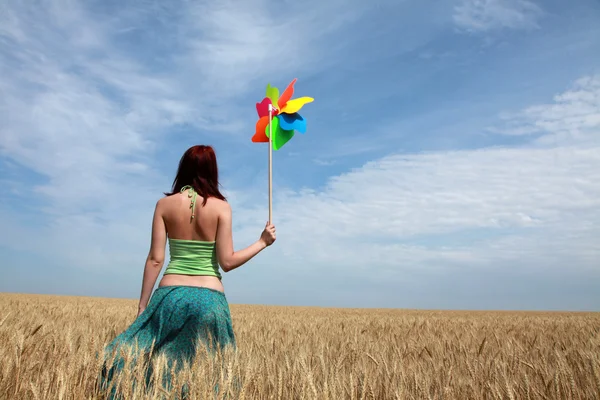 小麦畑に風力タービンを持つ女の子 — ストック写真