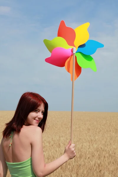Flicka med vindkraftverk på vetefält — Stockfoto